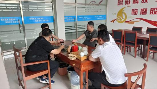 河南漯河客戶到公司，看磨床實物