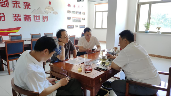 南陽客戶到廠查看磨床，準備訂購