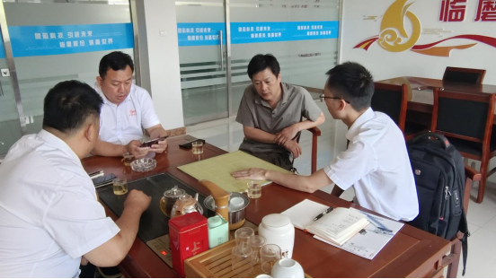 客戶到廠參觀，看磨床細節